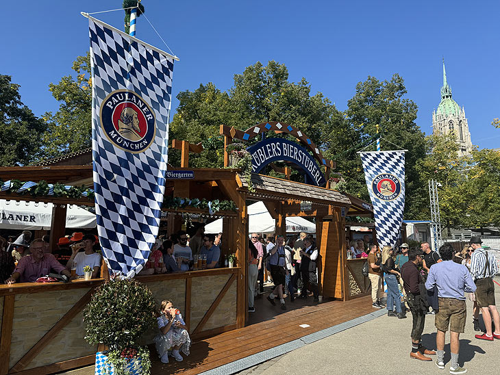 Kübler's Bierstüberl steht auf dem Oktoberfest 2024 in der Schaustellerstr (©Foto:Martin Schmitz)(